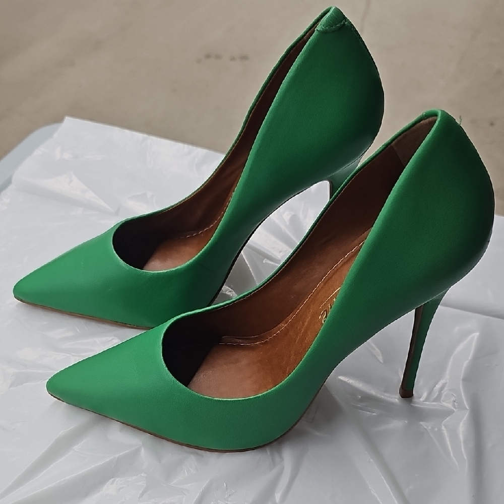 L'INTERVALLE Vibrant Green Leather Heels